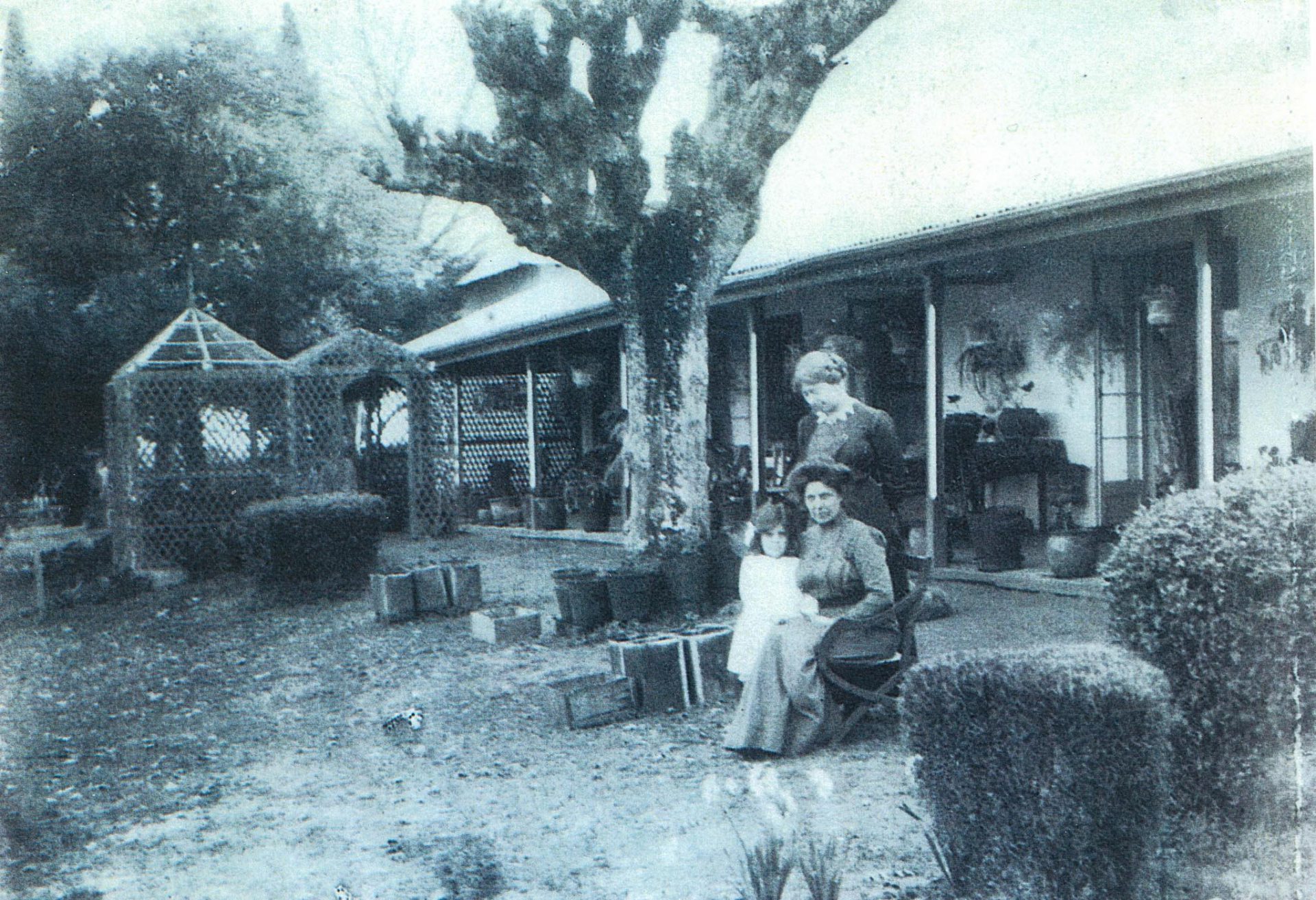 1912-Peninsula-Farm-Kathleen-Hardey-Gretchen-Hardey-child-Betty-Mannering-1920x1313.jpg